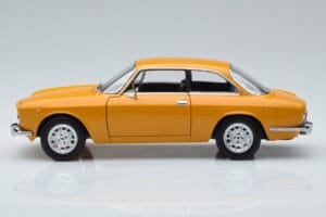 Alfa Romeo 1750 GTV Gelb Norev 1:18 187910 Metall — Bild 4 von 7