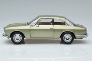 Alfa Romeo GTV 2000 Grün Limitierte Auflage Norev 1:18 187913 Metall — Bild 4 von 7