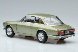 Alfa Romeo GTV 2000 Grün Limitierte Auflage Norev 1:18 187913 Metall — Bild 6 von 7