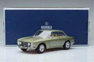 Alfa Romeo GTV 2000 Grün Limitierte Auflage Norev 1:18 187913 Metall — Bild 7 von 7