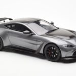 Aston Martin V12 Vantage Magnetic Silber GT Spirit 1:18 - image 4 of 6