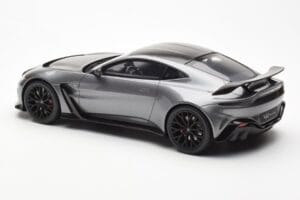 Aston Martin V12 Vantage Magnetic Silber GT Spirit 1:18 GT443 Resin — Bild 5 von 6