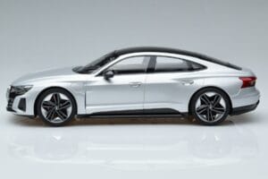 Audi RS e-tron GT Silber Norev 1:18 188381 Metall — Bild 3 von 6