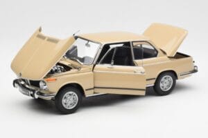 BMW 2002 Ti E10 Sahara Beige Kyosho 1:18 08541BG Metall — Bild 2 von 8