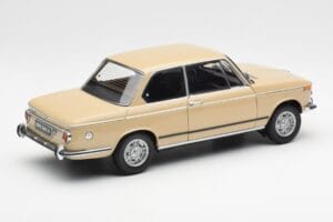 BMW 2002 Ti E10 Sahara Beige Kyosho 1:18 08541BG Metall — Bild 3 von 8