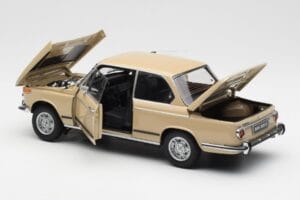 BMW 2002 Ti E10 Sahara Beige Kyosho 1:18 08541BG Metall — Bild 5 von 8