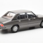 BMW 520i E28 Grau MCG 1:18 - image 2 of 6