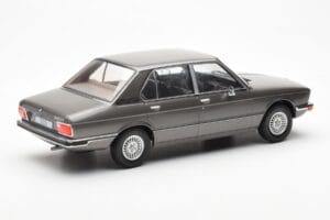 BMW 520i E28 Grau MCG 1:18 MCG18121 Metall — Bild 2 von 6