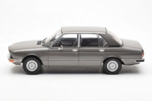 BMW 520i E28 Grau MCG 1:18 MCG18121 Metall — Bild 3 von 6