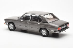 BMW 520i E28 Grau MCG 1:18 MCG18121 Metall — Bild 5 von 6