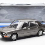 BMW 520i E28 Grau MCG 1:18 - image 6 of 6