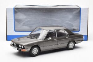 BMW 520i E28 Grau MCG 1:18 MCG18121 Metall — Bild 6 von 6