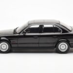 BMW 540i E34 Schwarz Metallic MCG 1:18 - image 3 of 6