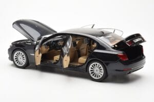BMW 750Li F02 Facelift Carbon Schwarz Kyosho 1:18 08784BK Metall — Bild 5 von 8