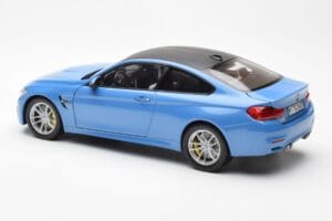 BMW M4 F82 Yas Marina Blau Paragon 1:18 PA-97102 Metall — Bild 7 von 8