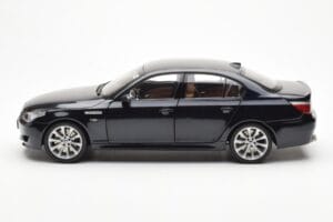 BMW M5 E60 Carbon Schwarz Kyosho 1:18 08593BK Metall — Bild 4 von 8