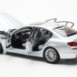 BMW M5 F10 Silverstone Silber Paragon 1:18 - image 5 of 8