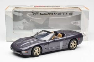 Chevrolet Corvette C5 Cabriolet Lila Perl Metallic UT Models 1:18 21010 Metall — Bild 6 von 6