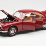 Daimler 250 V8 Rot Paragon 1:18 - image 2 of 8