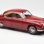 Daimler 250 V8 Rot Paragon 1:18 - image 6 of 8