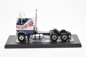 Ford CL 9000 Weiß Blau IXO 1:43