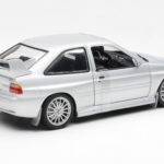Ford Escort RS Cosworth Straßenfahrzeug Silber UT Models 1:18 - image 5 of 6