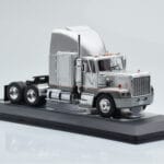 GMC General SBFA Silber IXO 1:43 - image 4 of 6