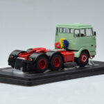 Henschel HS 19 TS Grün IXO 1:43 - image 2 of 6