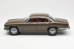 Jaguar XJ6 Series 1 4.2 Sable Braun Paragon 1:18 2011004 Metall — Bild 4 von 8