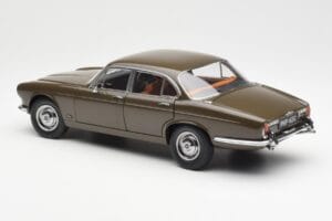 Jaguar XJ6 Series 1 4.2 Sable Braun Paragon 1:18 2011004 Metall — Bild 7 von 8