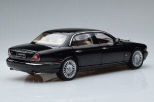 Jaguar XJ6 X350 Ebony Schwarz Almost Real 1:18 810501 Metall — Bild 3 von 11