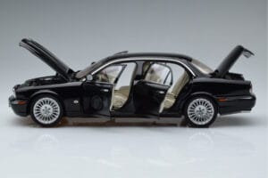 Jaguar XJ6 X350 Ebony Schwarz Almost Real 1:18 810501 Metall — Bild 4 von 11