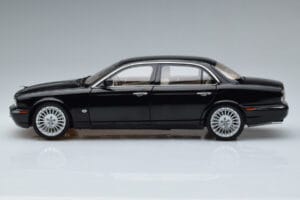 Jaguar XJ6 X350 Ebony Schwarz Almost Real 1:18 810501 Metall — Bild 5 von 11