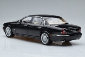 Jaguar XJ6 X350 Ebony Schwarz Almost Real 1:18 810501 Metall — Bild 6 von 11