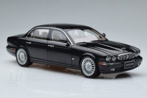 Jaguar XJ6 X350 Ebony Schwarz Almost Real 1:18 810501 Metall — Bild 10 von 11