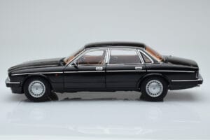 Jaguar XJ6 XJ40 Ebony Schwarz Almost Real 1:18 810543 Metall — Bild 4 von 11
