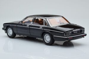 Jaguar XJ6 XJ40 Ebony Schwarz Almost Real 1:18 810543 Metall — Bild 7 von 11