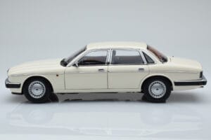 Jaguar XJ6 XJ40 Glacier Weiß Almost Real 1:18 810542 Metall — Bild 4 von 11