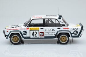 Lada 2105 VFTS #42 S. Brundza Rally 1000 Lakes 1984 IXO 1:18 18RMC146 Metall — Bild 3 von 6