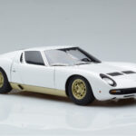 Lamborghini Miura SV Weiß AUTOart 1:18 - image 6 of 8