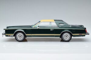 Lincoln Continental Mark V Dunkelgrün MCG 1:18 MCG18404 Metall — Bild 3 von 6