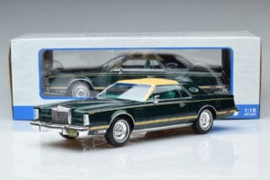 Lincoln Continental Mark V Dunkelgrün MCG 1:18 MCG18404 Metall — Bild 6 von 6