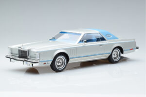 Lincoln Continental Mark V Silber MCG 1:18