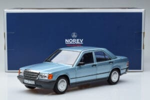 Mercedes 190E W201 Hellblau Norev 1:18 183828 Metall — Bild 7 von 7
