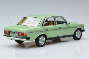 Mercedes 200 W123 Grün Norev 1:18 183796 Metall — Bild 3 von 7