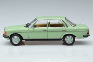 Mercedes 200 W123 Grün Norev 1:18 183796 Metall — Bild 4 von 7