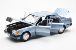 Mercedes 230E W124 Hellblau Metallic Norev 1:18 183945 Metall — Bild 2 von 8