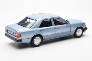 Mercedes 230E W124 Hellblau Metallic Norev 1:18 183945 Metall — Bild 3 von 8