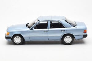 Mercedes 230E W124 Hellblau Metallic Norev 1:18 183945 Metall — Bild 4 von 8