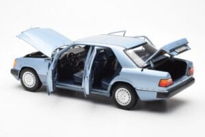 Mercedes 230E W124 Hellblau Metallic Norev 1:18 183945 Metall — Bild 5 von 8